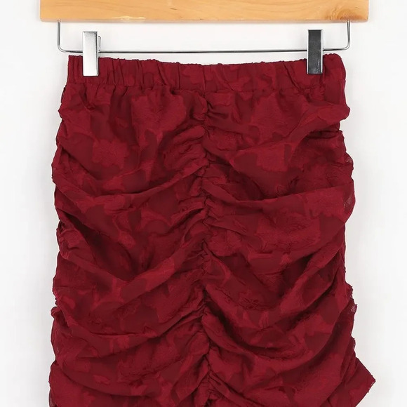 NWT Lulu's Stealing Hearts Wine Red Jacquard Ruched Mini Skirt - size Small - Picture 4 of 6